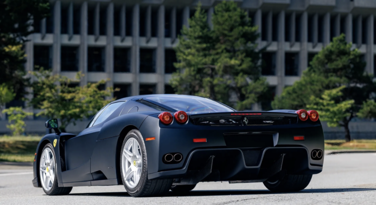 Ferrari Enzo : le seul exemplaire peint en noir mat va-t-il battre des records ?
