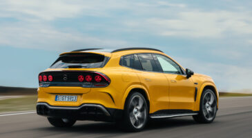 Mercedes-AMG GT SUV trois quart arri&egrave;re droit